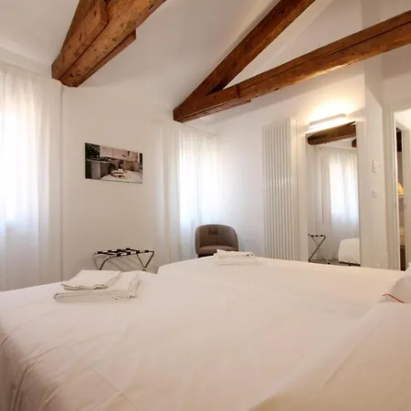 Degli Artisti Venedik