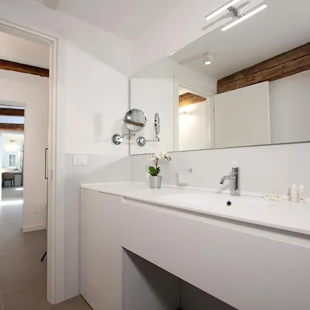 Degli Artisti Apartman *