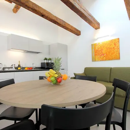 Degli Artisti Apartman *